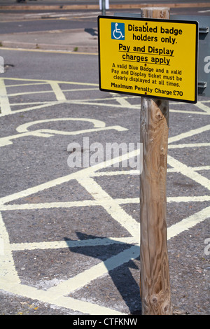 Behindertenparkplatz mit blauem Schild im Mai in Weymouth, Dorset, Großbritannien Stockfoto