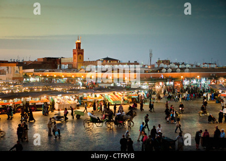 Marokko, genannt Marrakesch Platz Djemaa El Fna, Dämmerung, Lebensmittel und Obst Ständen. Stockfoto