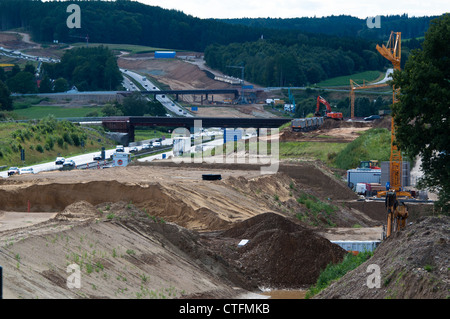 Baustelle der Verlängerung der Autobahn A8 aus derzeit 4 bis 6 Fahrspuren an Zusmarshausen, Deutschland am 15. Juli 2012. Stockfoto