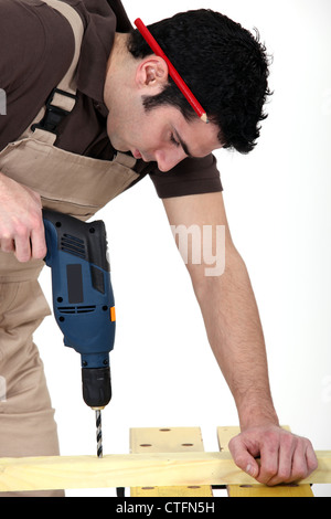Handwerker machen ein Loch mit einem Bohrer Stockfoto