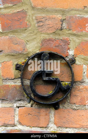 altes Metall behinderte Personen Zeichen außerhalb einer öffentlichen Toilette in Chalfont St Giles Dorf Bucks UK Stockfoto