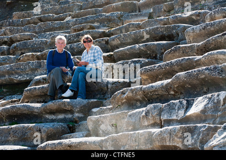 Neu im Ruhestand britisches Paar ausgewandert in die Türkei. Besuchen die archäologischen Stätten mit Reiseführer in der hand. Stockfoto