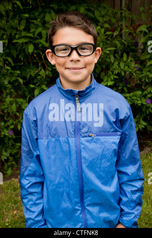 Junge in einem blauen Windbreaker lächelnd in die Kamera. Stockfoto