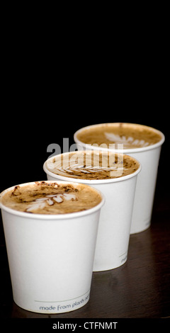 drei Cappuccinotassen über Holztisch Stockfoto