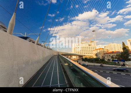 Jerusalem, Israel. Blick von der Akkorde-Brücke an der Stadteinfahrt. Stadtbahn Zug geht über die Brücke. Stockfoto