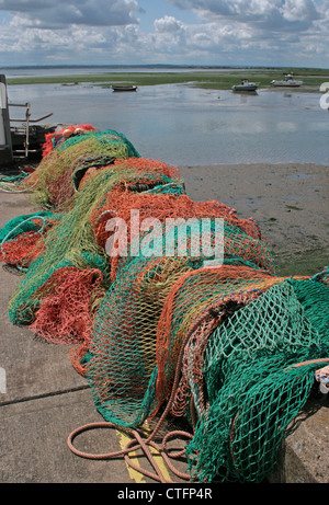 Fischernetze, trocknen in der Sonne am Ufer der Themse-Mündung, am alten Leigh in Essex Stockfoto