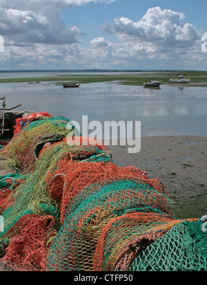 Fischernetze, trocknen in der Sonne am Ufer der Themse-Mündung, am alten Leigh in Essex Stockfoto