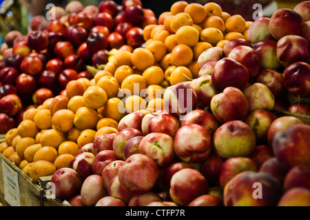 Früchte in einem Stand am Straßenrand. Stockfoto