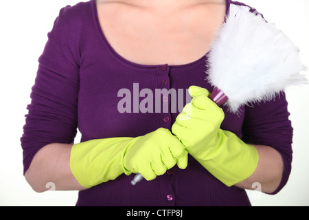 Aufnahme einer Frau mit einem Staubwedel beschnitten Stockfoto