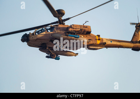 Israelische Luftwaffe (IAF) AH-64 Apache Longbow Kampfhubschrauber, bekannt als "Saraf" (Seraph) In Israel, mit Pylonen und Raketen. Stockfoto