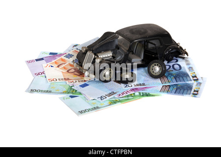 Modell eines alten Autos auf einem Haufen von Banknoten Stockfoto