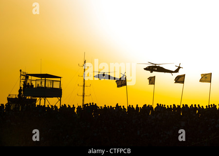 Hatzerim AFB, Israel.Two Uh-60 Black Hawk Hubschrauber machen einen niedrigen Vorbeiflug bei Sonnenuntergang eine israelische Luftwaffe Abschluss Zeremonie. Stockfoto