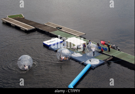 Zorbing Abenteuer Wassersport im Royal Victoria Dock Stockfoto