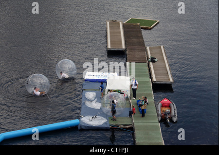 Zorbing Abenteuer Wassersport im Royal Victoria Dock Stockfoto