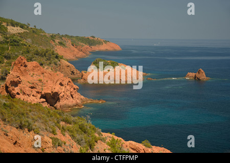 Felsenküste, Departement Var, Provence-Alpes-Côte d ' Azur, Frankreich, Côte d ' Azur, Cap Esterel Stockfoto