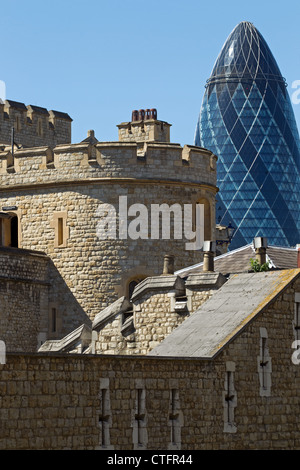 Tower of London & Gherkin, London, Mai Sonntag 27 2012. Stockfoto