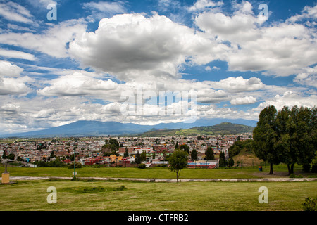 Blick auf das Kloster San Gabriel und die historische Stadt Cholula, Puebla, Mexiko Stockfoto