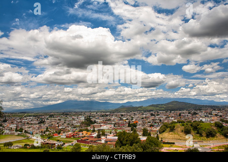 Blick auf das Kloster San Gabriel und die historische Stadt Cholula, Puebla, Mexiko Stockfoto