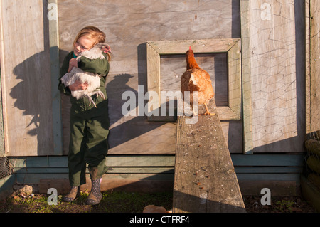 Young Girl Fütterung Hühner bei einem Huhn Hut auf einen Lebensstil Block nur drausen Raglan, Neuseeland Stockfoto