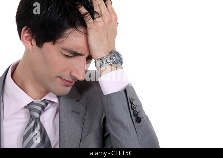 Ein Portrait eines Geschäftsmannes mit Kopfschmerzen. Stockfoto