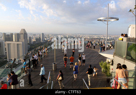 Besucher genießen die Skypark im Marina Bay Sands in Singapur. Stockfoto