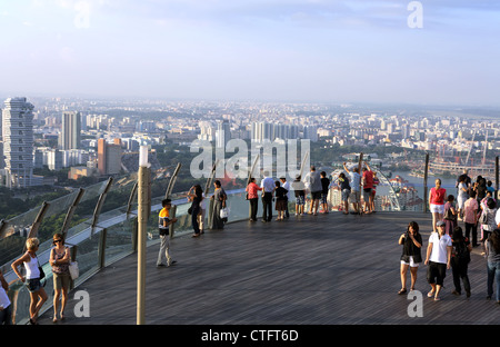 Besucher genießen die Skypark im Marina Bay Sands in Singapur. Stockfoto