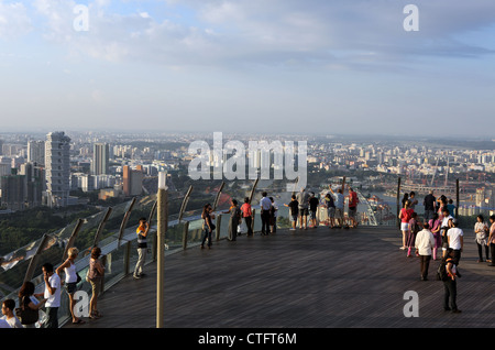 Besucher genießen die Skypark im Marina Bay Sands in Singapur. Stockfoto