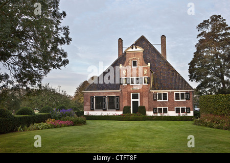 Die Niederlande, Zuid Beemster Beemster Polder, Bauernhof (De Eenhoorn, 1682), genannt Stolpboerderij. Stockfoto