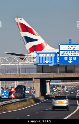 Den Niederlanden, Haarlemmermeer, in der Nähe von Amsterdam, British Airways Flugzeug Kreuzung Autobahn am Flughafen Schiphol. Stockfoto