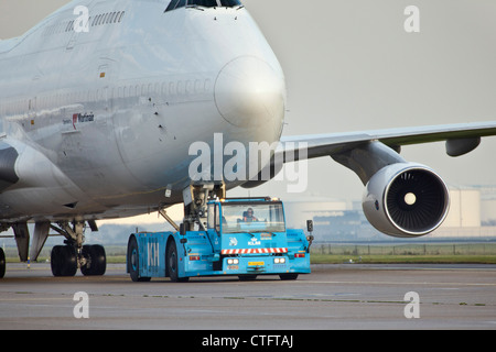 Den Niederlanden, Haarlemmermeer, in der Nähe von Amsterdam Schiphol Flughafen. Boeing 747 Jumbo geschleppt. Stockfoto