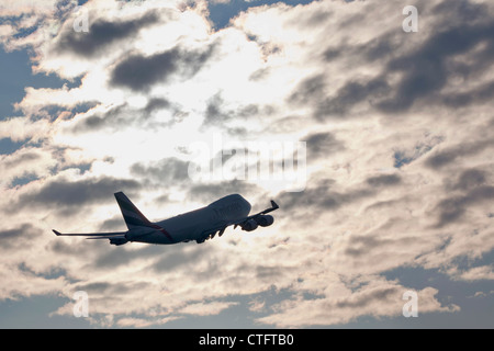 Den Niederlanden, Haarlemmermeer, in der Nähe von Amsterdam Schiphol Flughafen. Air Emirates Flugzeug abheben. Stockfoto