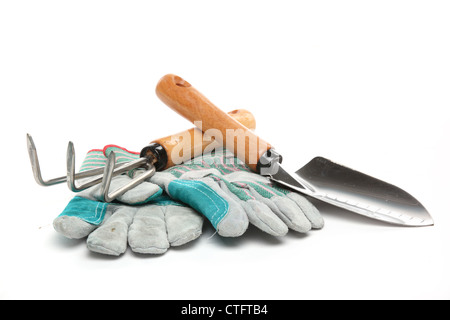 Schaufel, Rechen und Handschuhe isoliert auf weiss. Stockfoto