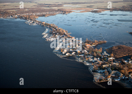 Die Niederlande, Loosdrecht, Antenne. Häuser in der Nähe von See genannt Loosdrechtse Plassen. Winter. Frost. Stockfoto