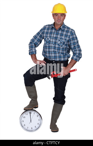 Baumeister ruhenden Fuß auf Uhr Stockfoto