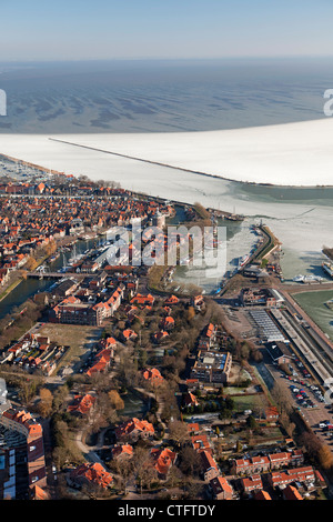 Niederlande, Enkhuizen, schwimmendes Eis im See namens Ijsselmeer. Luft. Stockfoto