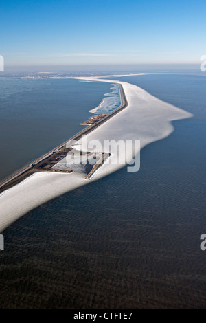 Niederlande, Enkhuizen, Deich genannt Houtribdijk oder Markerwaarddijk. Schwimmendes Eis im See namens IJsselmeer. Luft. Stockfoto