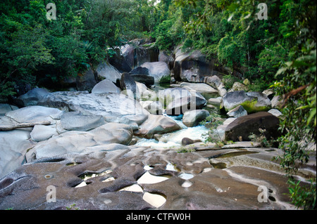 Die Felsbrocken am Babinda Creek, mächtige Granit blockieren das Wasser in den Regenwald der feuchten Tropen in der Nähe von Innisfail, QLD Stockfoto