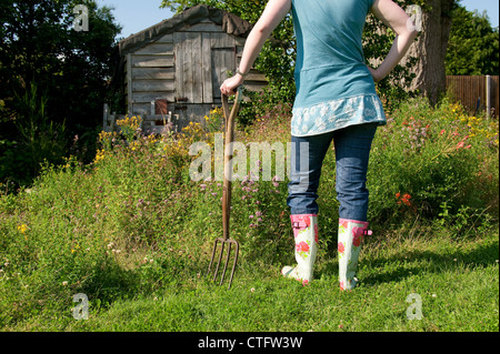 Junge Gärtnerin im englischen Garten Stockfoto