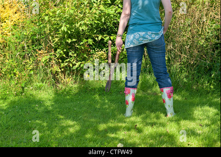 Junge Gärtnerin im englischen Garten Stockfoto