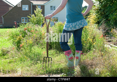 Junge Gärtnerin im Garten, norfolk, england Stockfoto