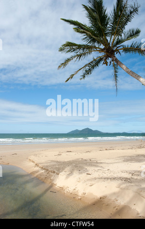 Blick aus dem Sand des Nordstrandes Mission im Korallenmeer auf Dunk Island, Cassowary Coast, Queensland Stockfoto