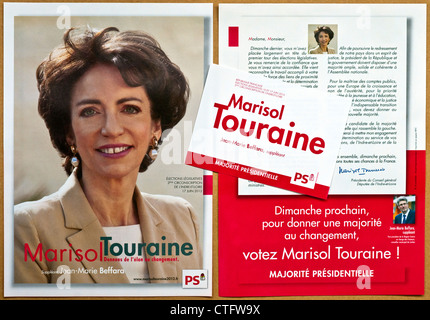 Französische nationale Wahlplakate und Flyer für Marisol Touraine (UMP - Center Rechtsextremismus) - Indre-et-Loire, Frankreich. Stockfoto