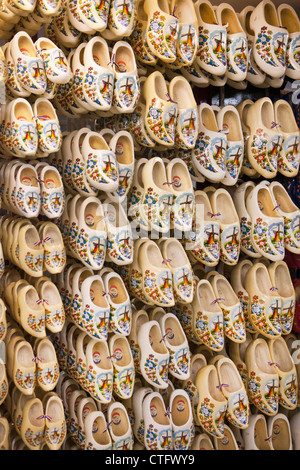 Den Niederlanden, Volendam, Souvenir-Shop. Bemalten Holzschuhen. Stockfoto