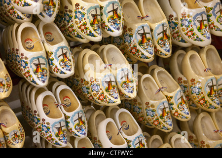 Den Niederlanden, Volendam, Souvenir-Shop. Bemalten Holzschuhen. Stockfoto