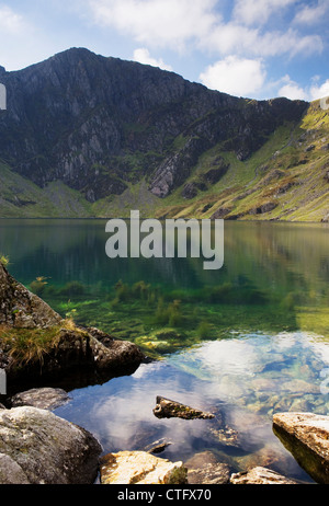 Blick auf den hübschen Cwm Cau-See eingebettet auf Cader Idris Berg, Snowdonia, Wales, UK Stockfoto