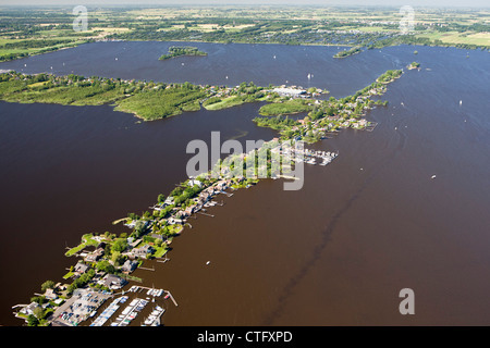 Die Niederlande, Loosdrecht, Antenne. Häuser in der Nähe von See genannt Loosdrecht Seen. Stockfoto