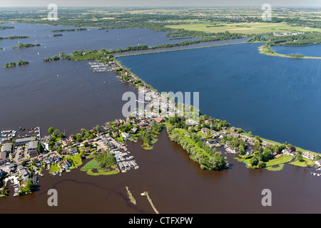 Die Niederlande, Loosdrecht, Antenne. Häuser in der Nähe von See genannt Loosdrecht Seen. Stockfoto