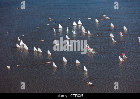 Die Niederlande, Loosdrecht, Antenne. Racing von Segelbooten auf See Loosdrecht Seen genannt. Stockfoto