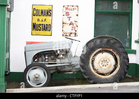 Oldtimer-Traktor außerhalb Merry Ploughboy Pub Irlands Stockfoto