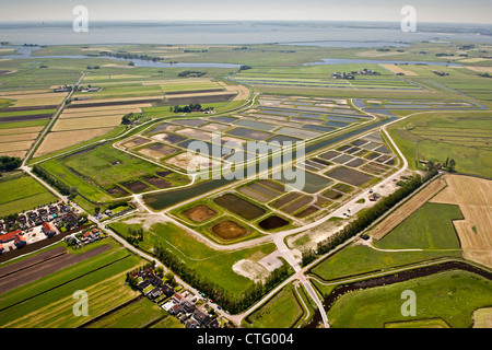 Den Niederlanden, Broek in Waterland. Polder genannt Volgermeerpolder. Naturschutzgebiet. Ehemalige Mülldeponie. Luft. Stockfoto